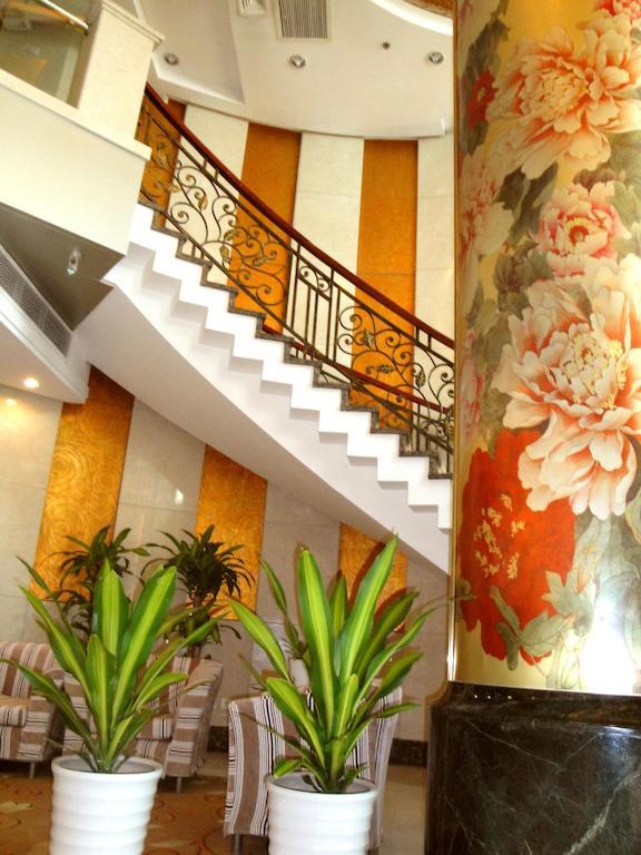 Overseas Chinese International Hotel 青島市 エクステリア 写真