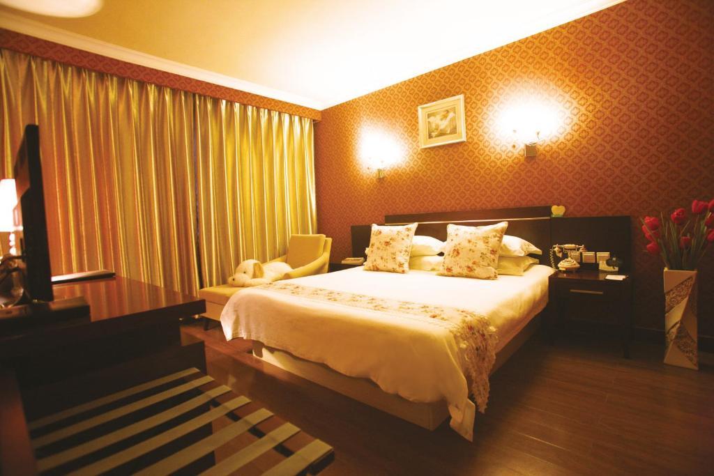 Overseas Chinese International Hotel 青島市 エクステリア 写真