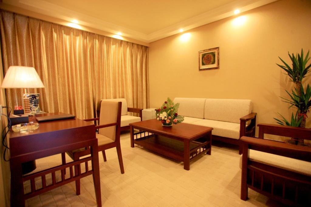 Overseas Chinese International Hotel 青島市 エクステリア 写真