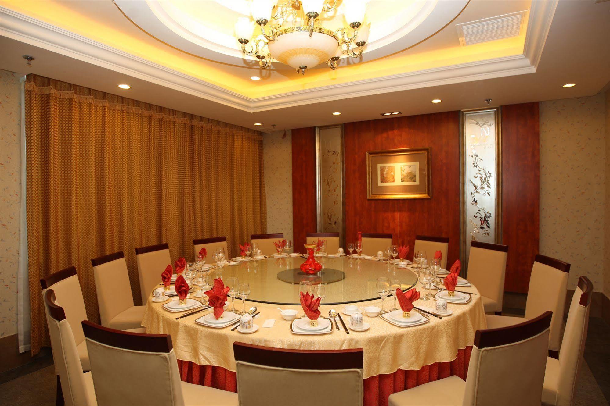 Overseas Chinese International Hotel 青島市 エクステリア 写真
