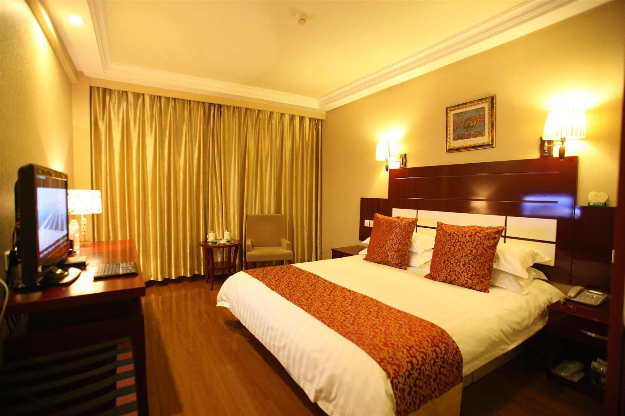 Overseas Chinese International Hotel 青島市 エクステリア 写真